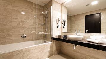 Suite | Bilik Mandi | Kelengkapan dandanan diri percuma, pengering rambut, tuala disediakan