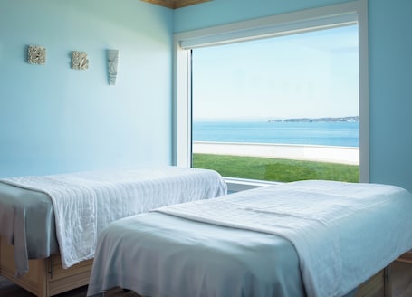 Couples treatment rooms, body treatments, aromatherapy. Newport Harbor Island Resort