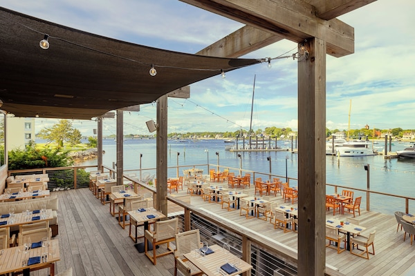 3 restaurantes; se sirve desayuno, almuerzo y cena; mariscos