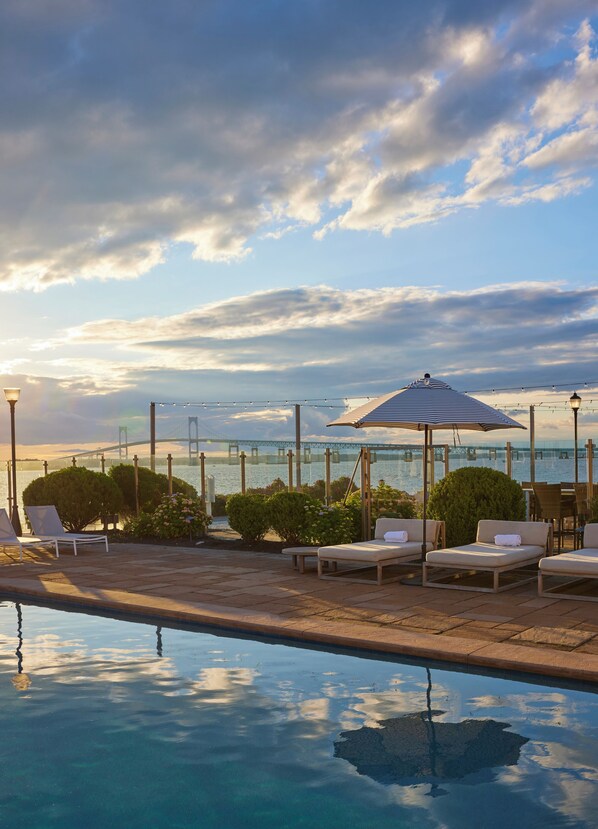 Alberca techada y alberca al aire libre por temporada