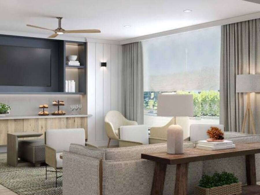 Uma sala de estar moderna com televisão de tela plana, ventilador de teto e área de jantar com mesa e cadeiras.