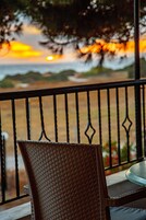 Escritorio, sistema de insonorización y tabla de planchar con plancha 