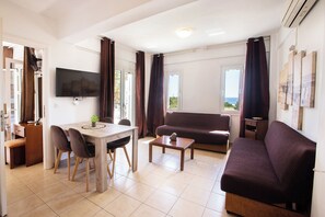 Desk, soundproofing, iron/ironing board, free cribs/infant beds - Romanos Beach Villas (Pylos-Nestoras)