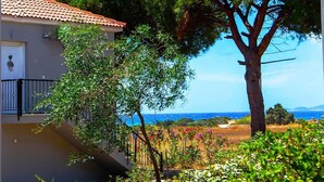 A coastal property with a white building, a balcony, and a view of the sea. - Romanos Beach Villas (Pylos-Nestoras)