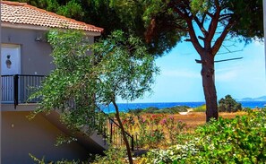 Villa, frente al mar | Escritorio, insonorización y tabla de planchar con plancha