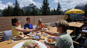 Breakfast, lunch, dinner served; Regional cuisine