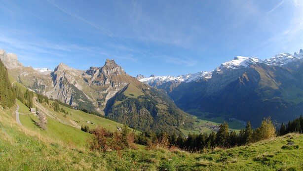 A mountain landscape with a prominent peak, a valley, and a small settlement. - Berglodge Restaurant Ristis (Engelberg)