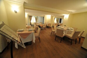 3 restauranter: frokost, lunsj og middag serveres