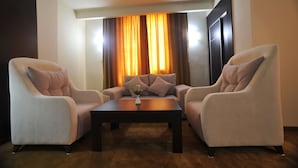 Una sala de estar con dos sillones, un sofá y una mesa de centro.