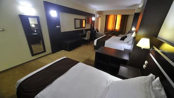 Senior suite | Een minibar, een kluis op de kamer, een bureau, verduisterende gordijnen