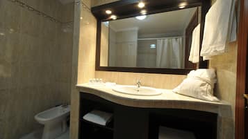 Senior suite | Badkamer | Een diep bad, gratis toiletartikelen, een haardroger, pantoffels