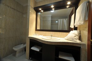 Bañera profunda, artículos de tocador gratuitos, secador de pelo