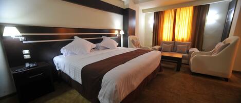 行政客房 | 迷你吧、房內夾萬、書桌、遮光窗簾/窗簾