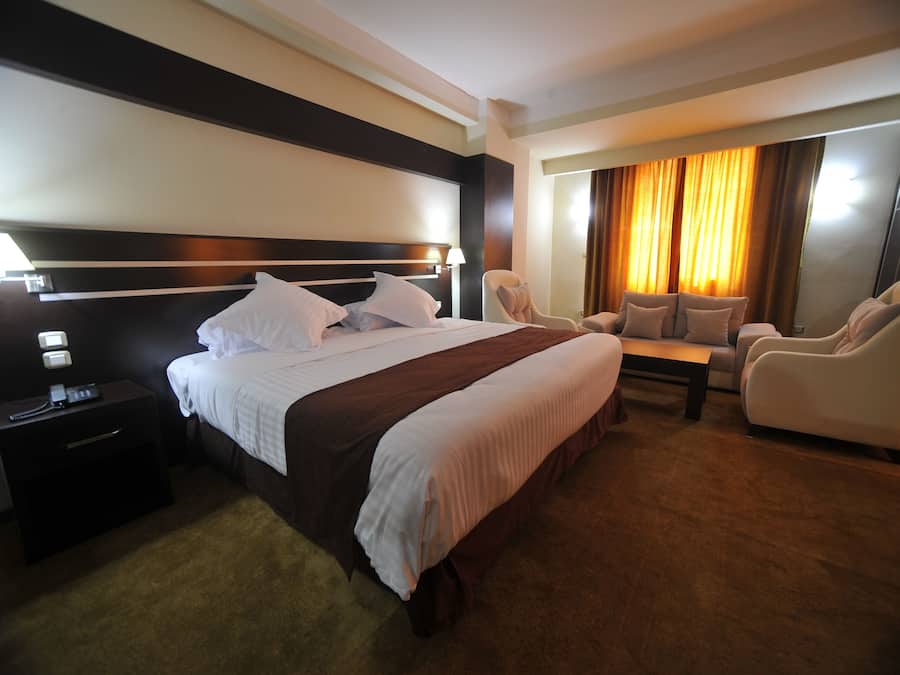 Executive Room | Minibar, in-room safe, desk, blackout curtains