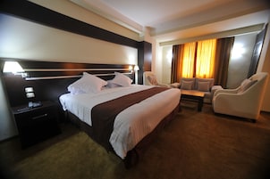 Executive Room | Minibar, in-room safe, desk, blackout drapes