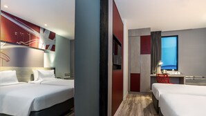 A modern hotel room with two beds, a desk, and a large window. - ibis Bangkok IMPACT (Pak Kret)