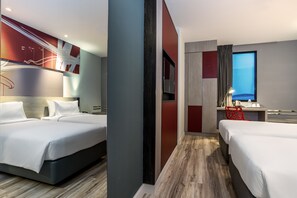 Minibar, caja de seguridad en la habitación y escritorio 