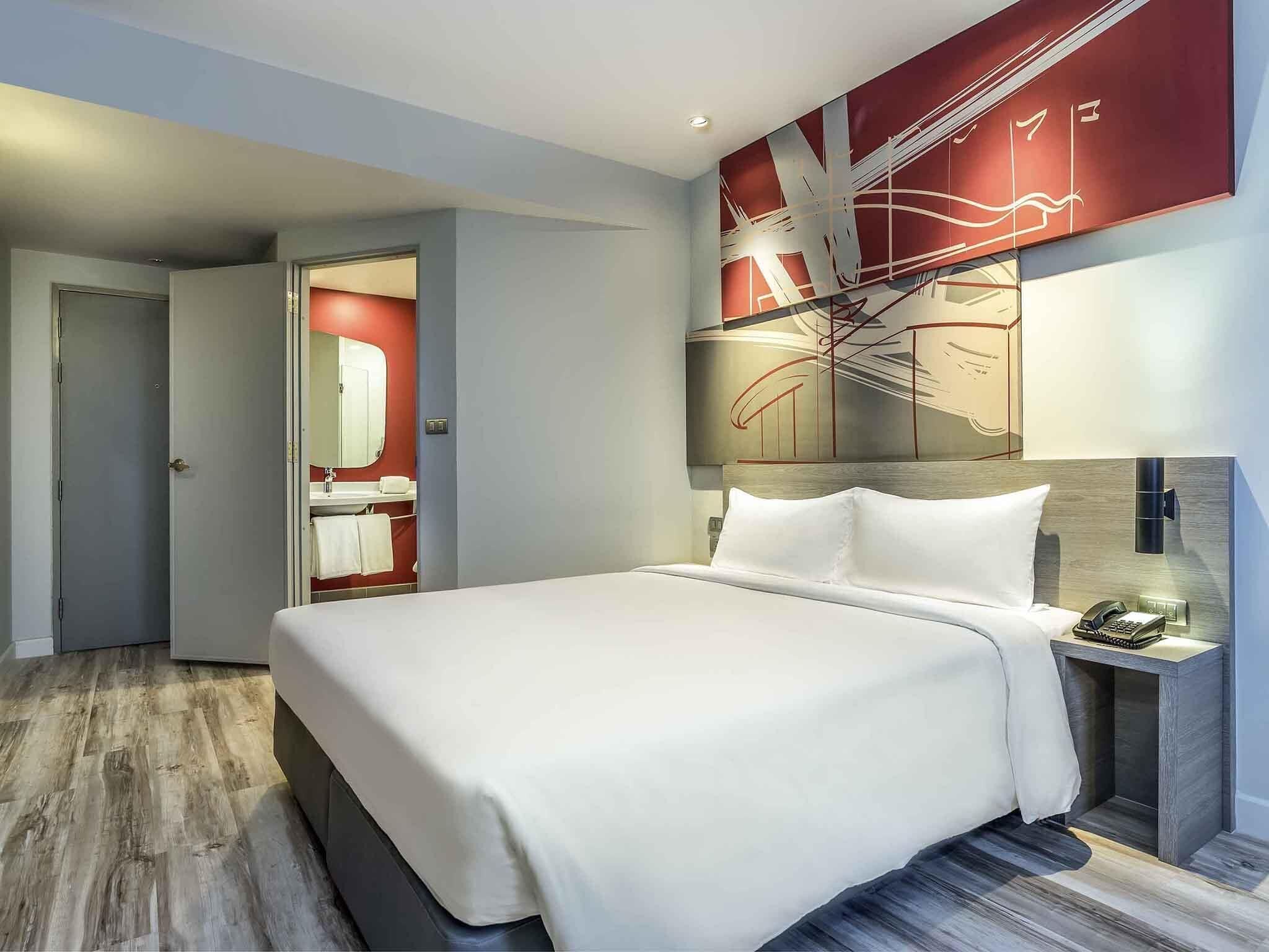 standard room, 1 queen bed | minibar, in-room safe, desk, blackout curtains