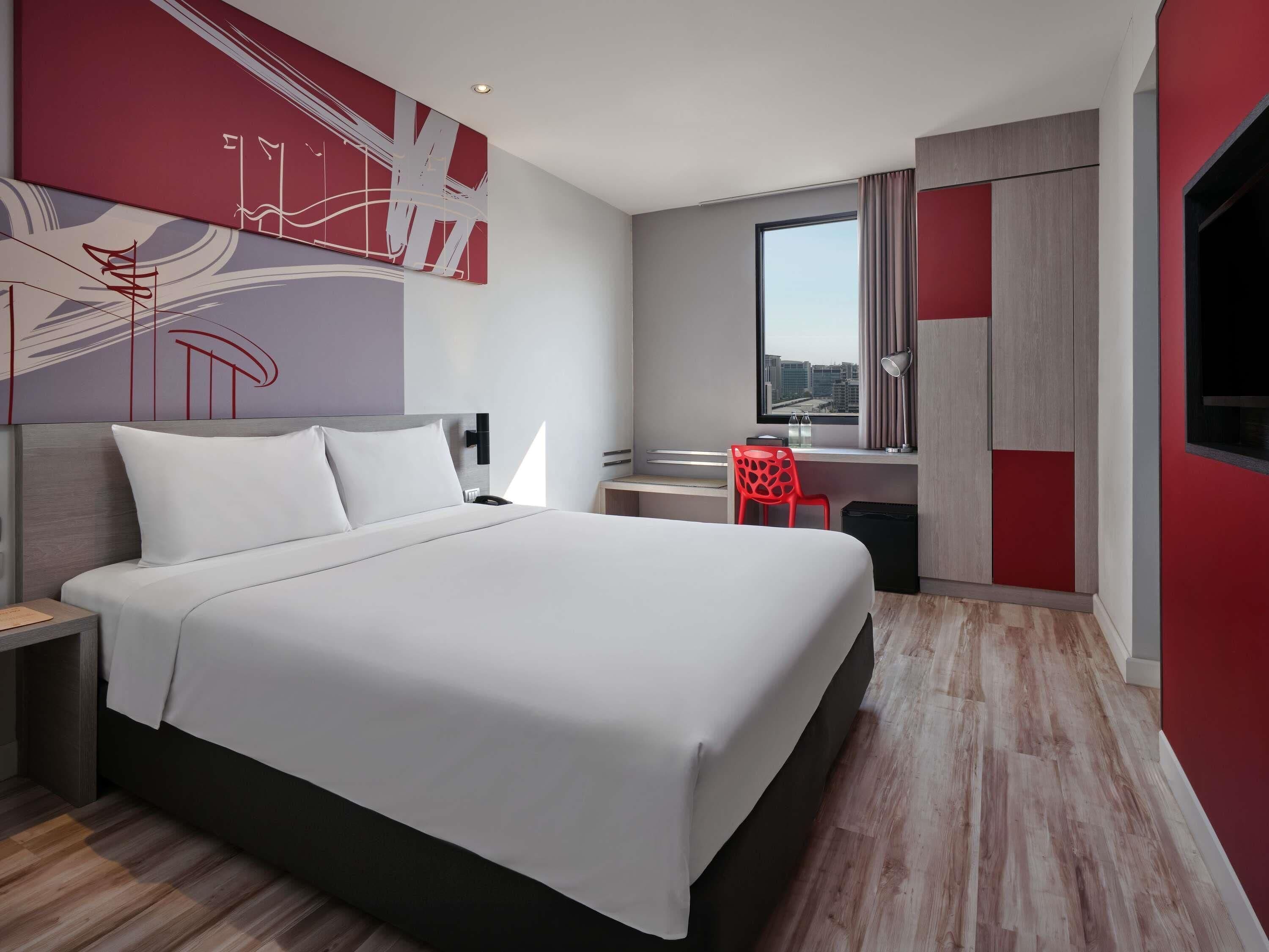Standard Room, 1 Queen Bed | Minibar, in-room safe, desk, blackout curtains