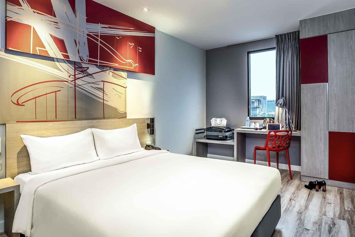 Standard Room, 1 Queen Bed | Minibar, in-room safe, desk, blackout drapes