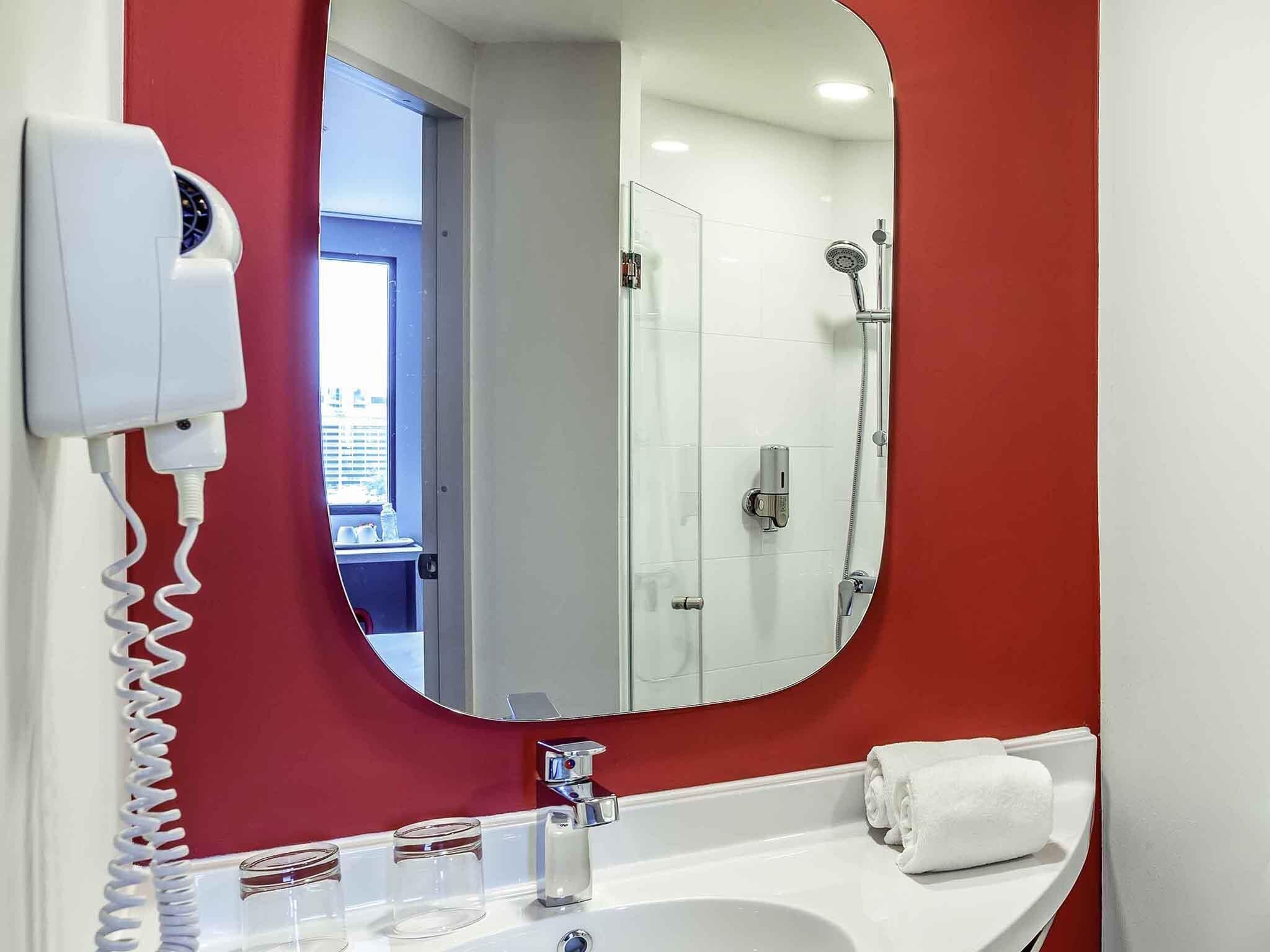 Minibar, safe på rommet, skrivebord og blendingsgardiner