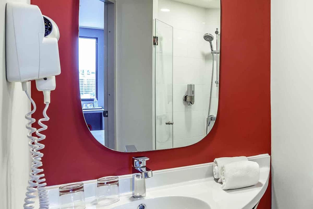 Minibar, safe på rommet, skrivebord og blendingsgardiner