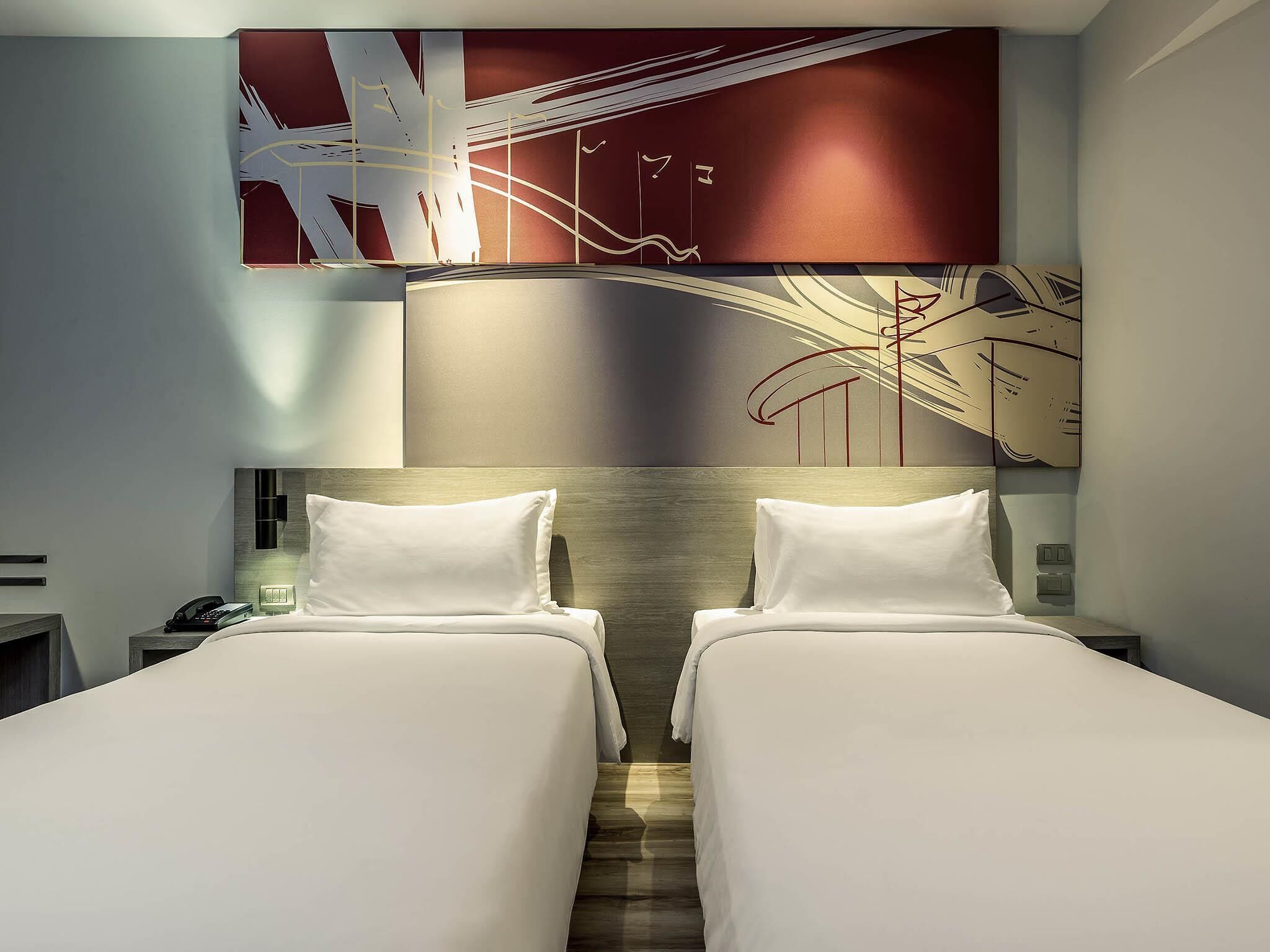 standard room, 2 single beds | minibar, in-room safe, desk, blackout curtains