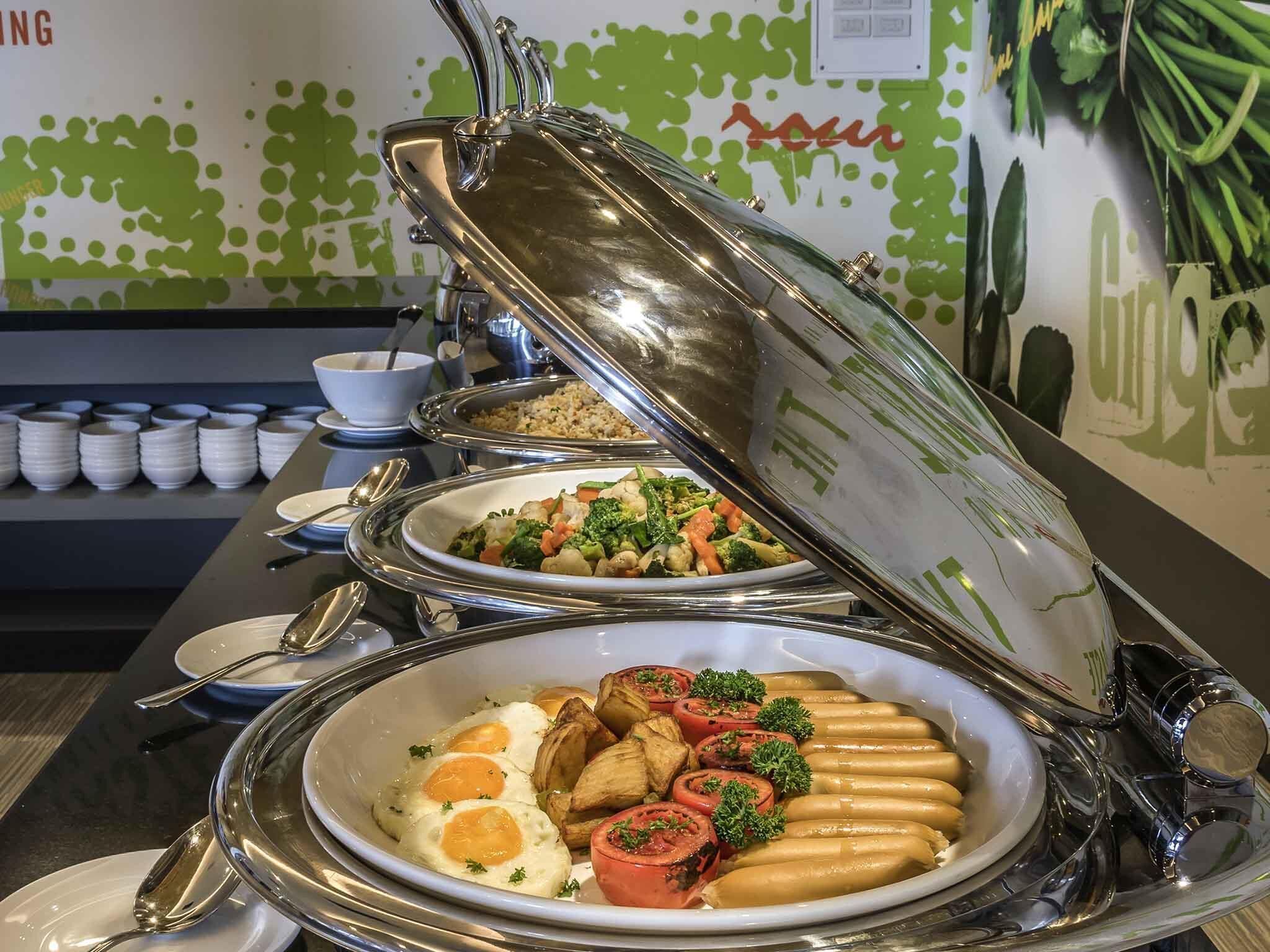 breakfast, lunch, dinner served; international cuisine