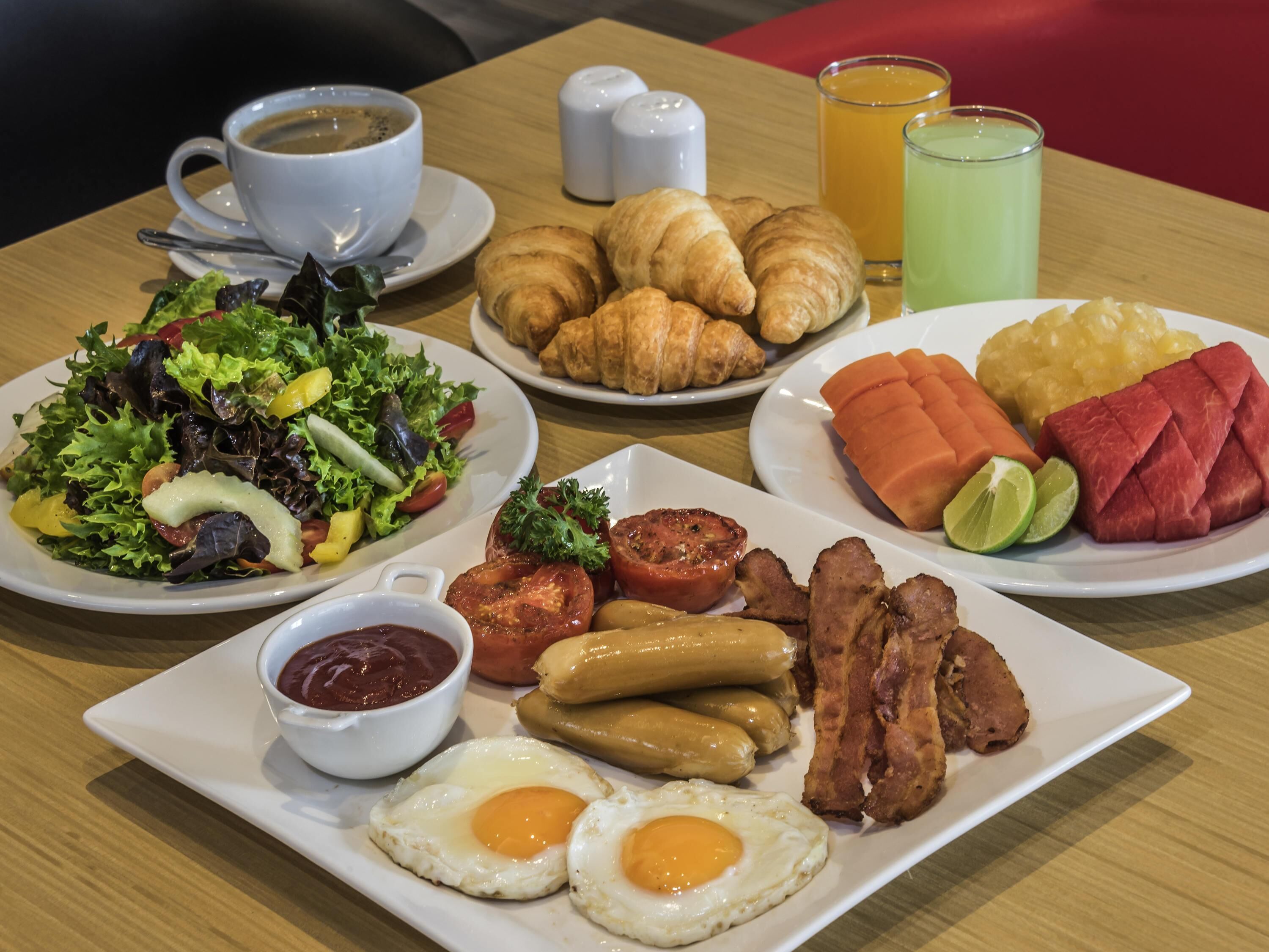 daily buffet breakfast (thb 282 per person)