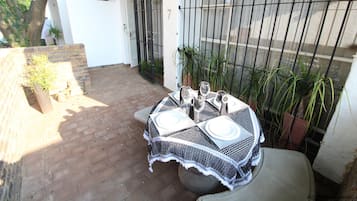 行政公寓 (1 Bedroom Apartment (Air-con) (6)) | 露台