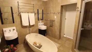 Unit 7 Apartment 1 Bedroom King Air-con | Bathroom | Free toiletries, hair dryer, towels, soap