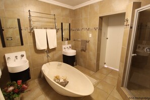 Executive-huoneisto (1 Bedroom Apartment (Air-con) (6)) | Kylpyhuone | Ilmaiset hygieniatuotteet, hiustenkuivaaja, pyyhkeet, saippua