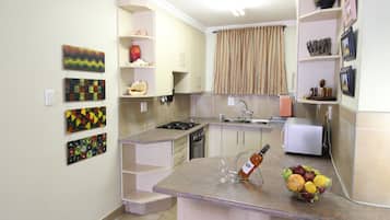 行政公寓 (1 Bedroom Apartment (Air-con) (6)) | 私人厨房 | 冰箱、微波炉、炉灶、茶具/咖啡用具