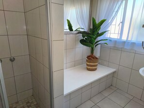 คอมฟอร์ทอพาร์ทเมนท์ (1 Bedroom Apartment) | ห้องน้ำ | ของใช้ในห้องน้ำฟรี, ไดร์เป่าผม, ผ้าเช็ดตัว, สบู่