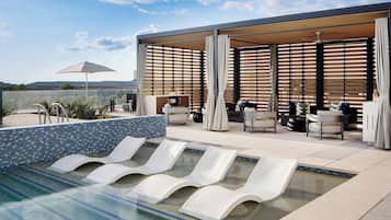 Piscina externa, funciona das 6h às 22h, barracas, guarda-sóis