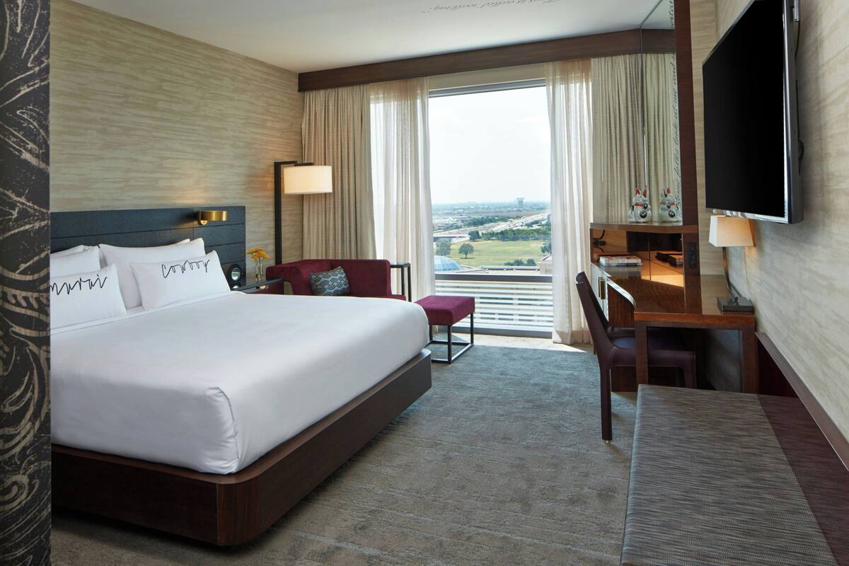 Club Room, 1 King Bed | In-room safe, desk, iron/ironing board, cribs (free)