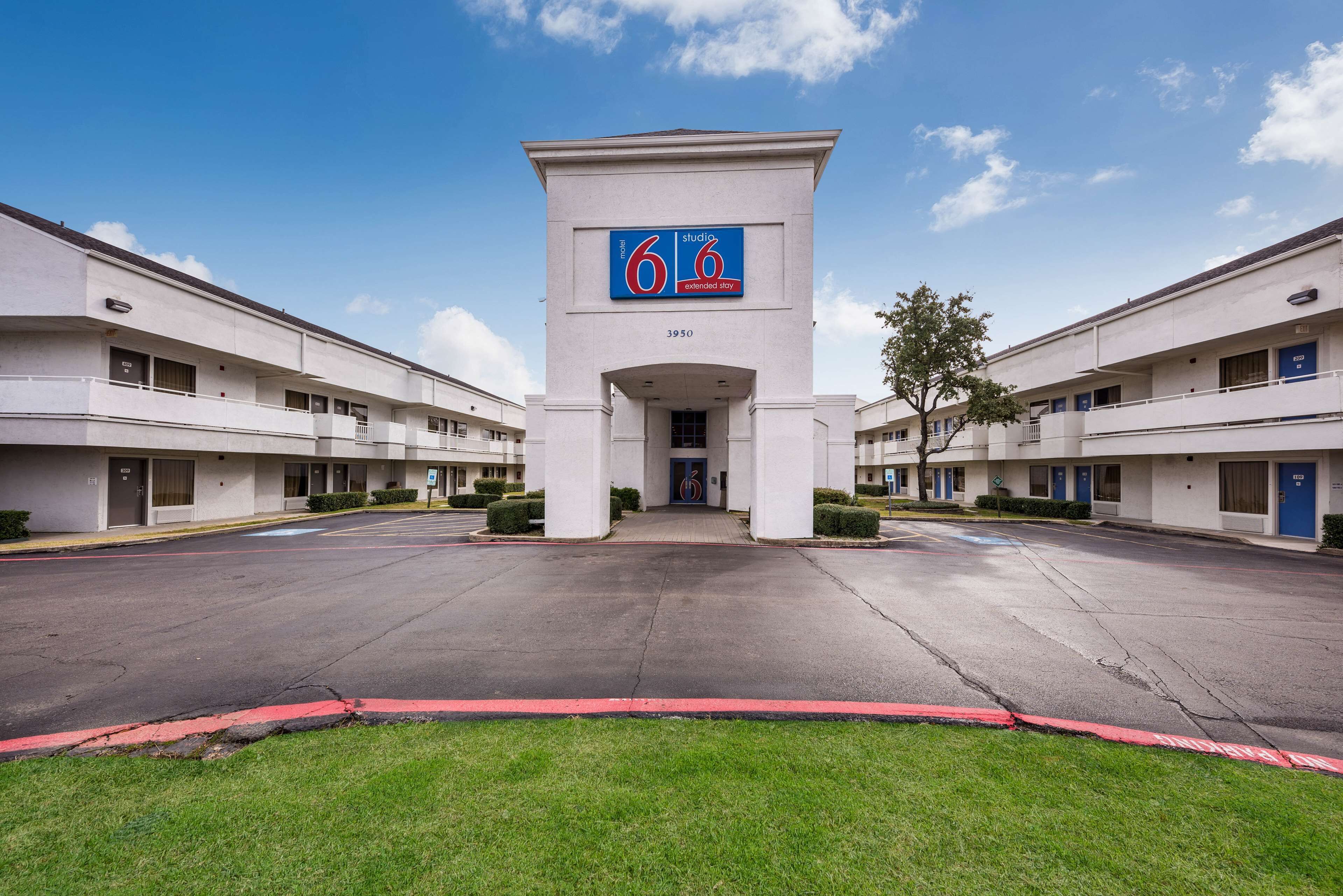 A hotel entrance with a sign reading "6.6 Extended Stay."