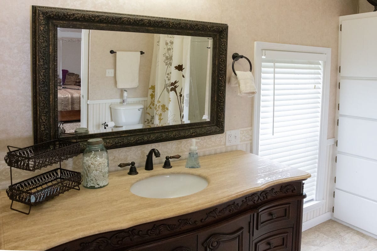 Habitación Prestigio, 2 habitaciones, para no fumadores, baño en la habitación | Baño | Regadera, amenidades de baño gratuitas, secadora de cabello, batas