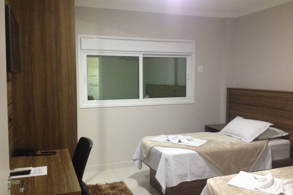 Deluxe-Dreibettzimmer | 1 Schlafzimmer, Schreibtisch, kostenloses WLAN, Bettwäsche