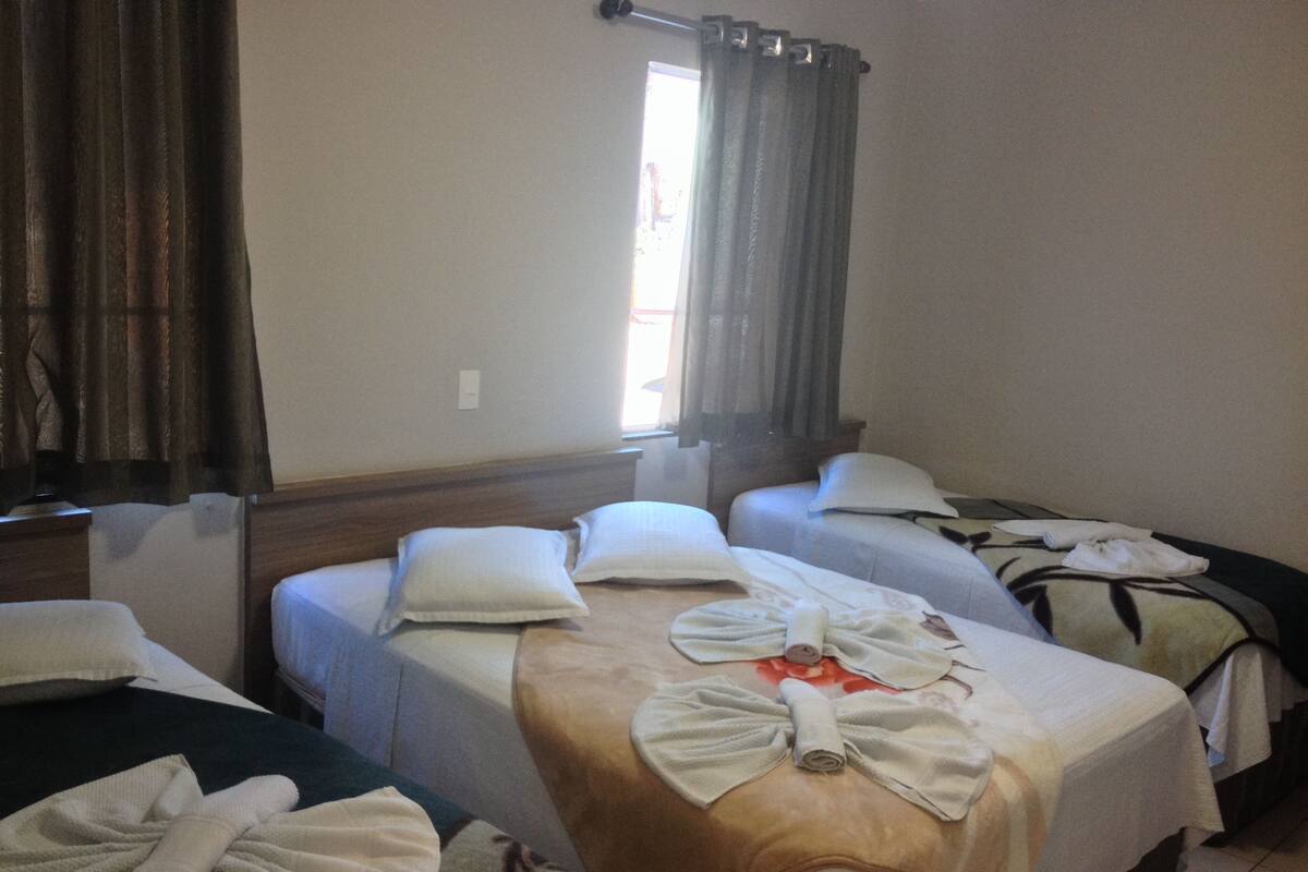 Economy-Dreibettzimmer | 1 Schlafzimmer, Schreibtisch, kostenloses WLAN, Bettwäsche