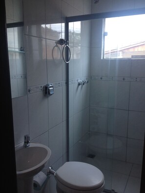 Economy-Dreibettzimmer | Badezimmer | Dusche, kostenlose Toilettenartikel, Haartrockner, Handtücher