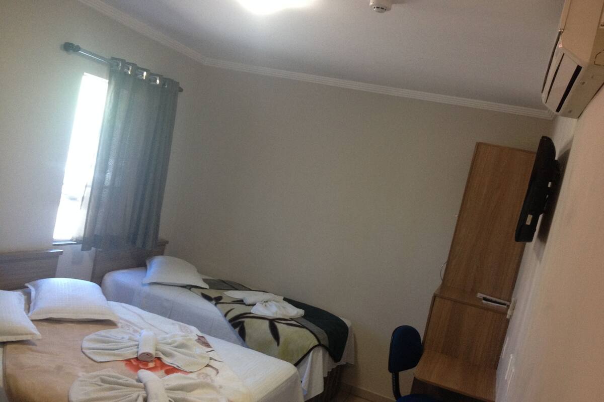 Economy-Zweibettzimmer | 1 Schlafzimmer, Schreibtisch, kostenloses WLAN, Bettwäsche