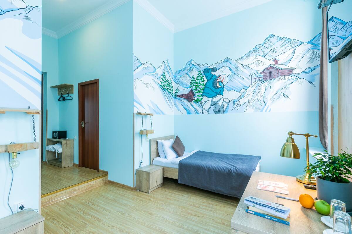 Basic-Zweibettzimmer, Stadtblick | Schreibtisch, Bügeleisen/Bügelbrett, kostenloses WLAN