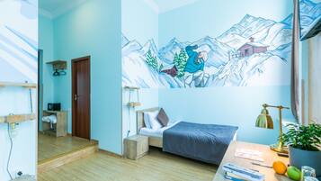 Habitación básica con 2 camas individuales, vistas a la ciudad | Escritorio, tabla de planchar con plancha, wifi gratis