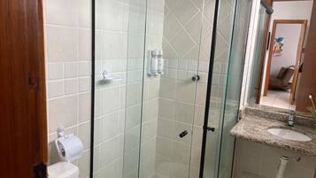 ファミリー アパートメント | バスルーム | シャワー、レインフォールシャワー、タオル、トイレットペーパー