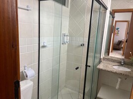 Apartamento família | Banheiro | Chuveiro, chuveiro com efeito de chuva, toalhas de banho 