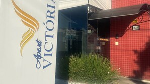 Un edificio con un cartel que dice 'Apart Victoria'.