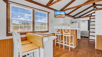 1 Bedroom Aqualodge # 6 Tarpon | Private kitchen