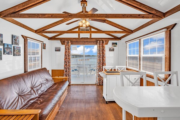 1 Bedroom Aqualodge # 6 Tarpon | 起居区 | 平板电视