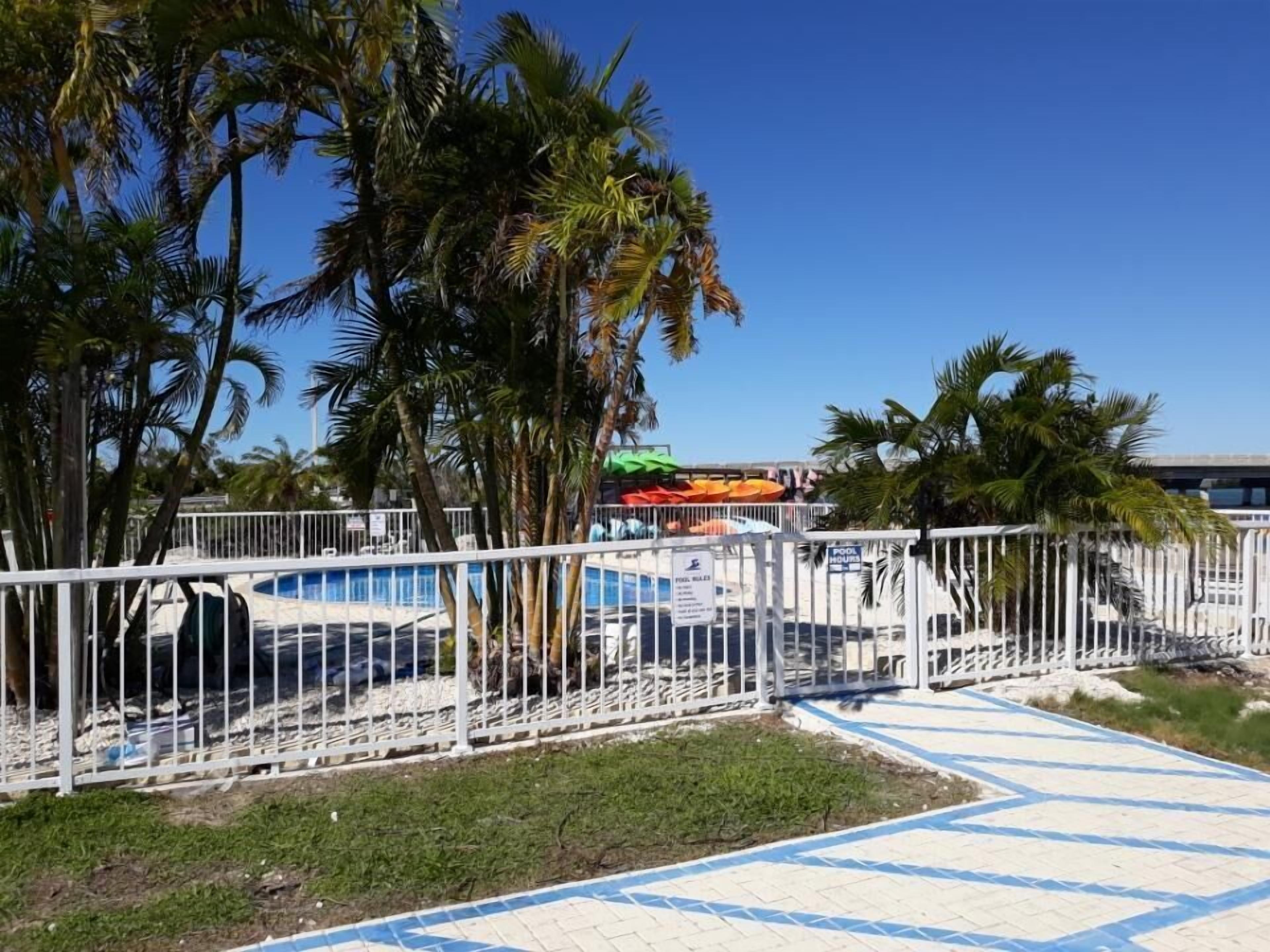 Piscine extérieure, chaises longues